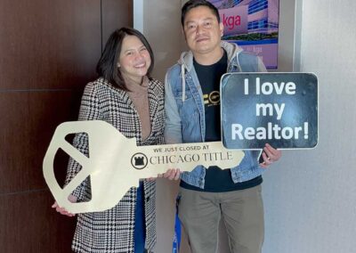 couple holding a sign saying I love my realtor